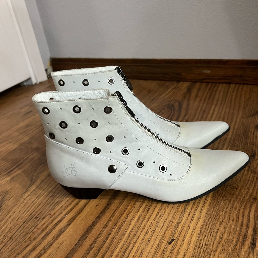 Fluevog Truth "Susie" zippered booties, white, size 7